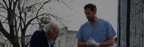 Doctor ayudando a una niña en su terapia